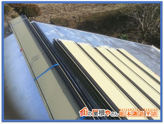 松本市屋根葺き替え　屋根材荷上げ